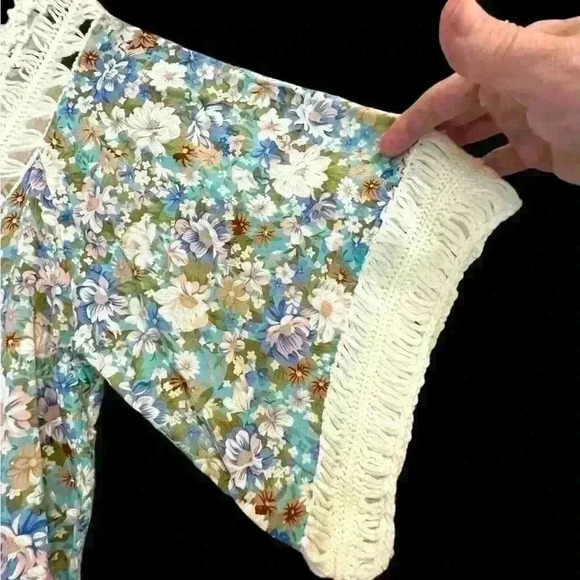 Kamana Floral Tunic Top with Crochet Neckline, cuffs, and Hemline Size L - Picture 6 of 9